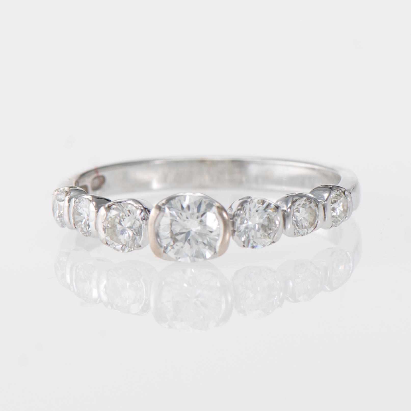 RING, 18K vitguld, briljantslipade diamanter. Manu-Koru, Helsingfors. Vikt ca 2,4 g.