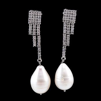41. A PAIR OF EARRINGS, 98 brilliant cut diamonds 1.08 ct. Drop shaped cultivated pearl 11 mm.