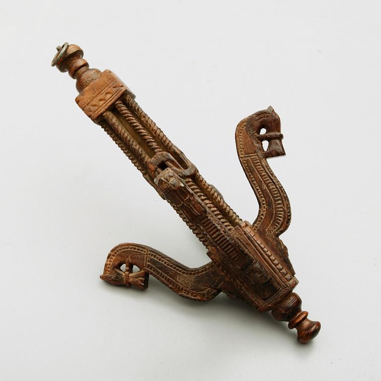 TAKKRONA, skuret trä, sannolikt Norge 1600-/1700-tal. Höjd ca 43 cm.