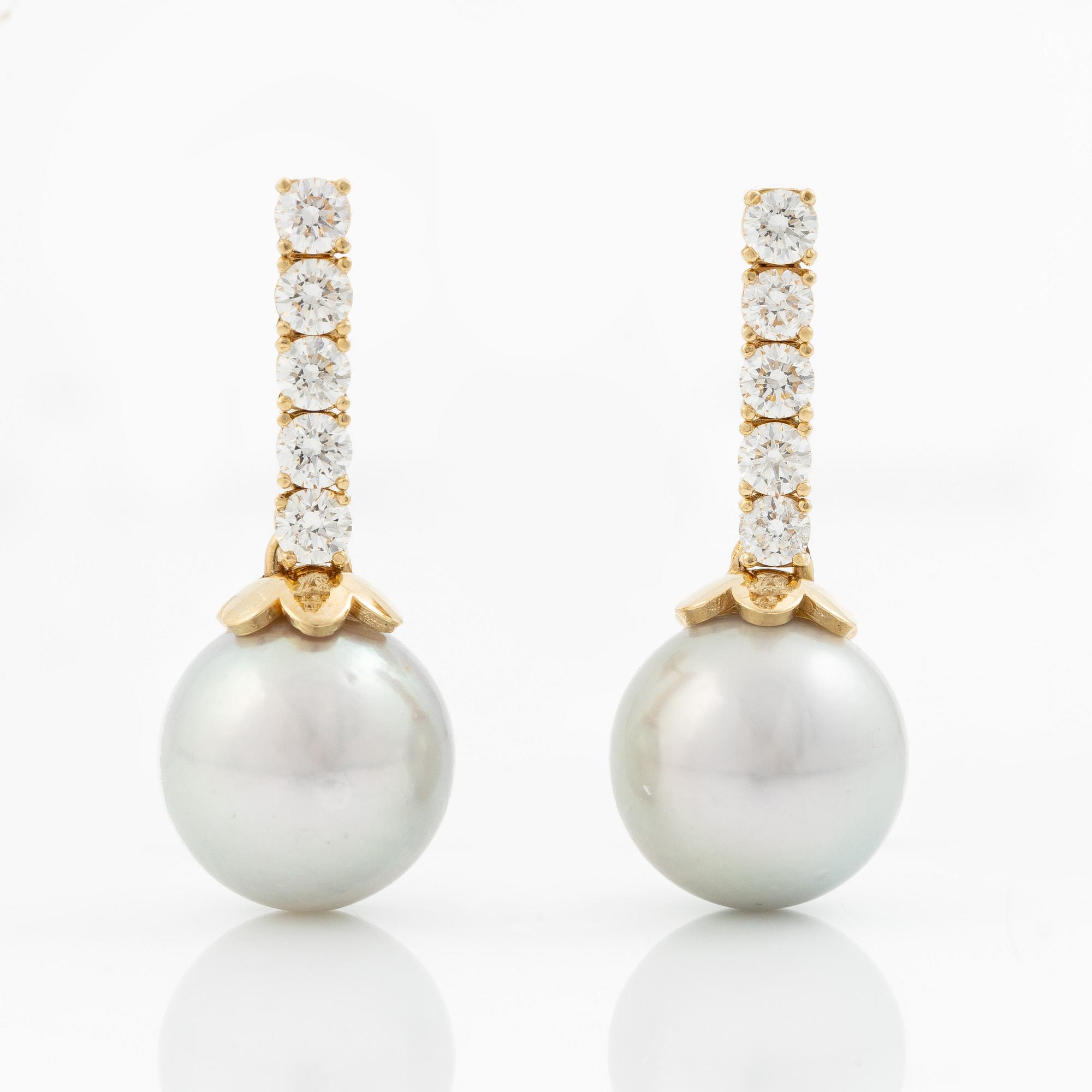 Earrings in 18K gold with cultured Akoya pearls and round brilliant-cut diamonds.