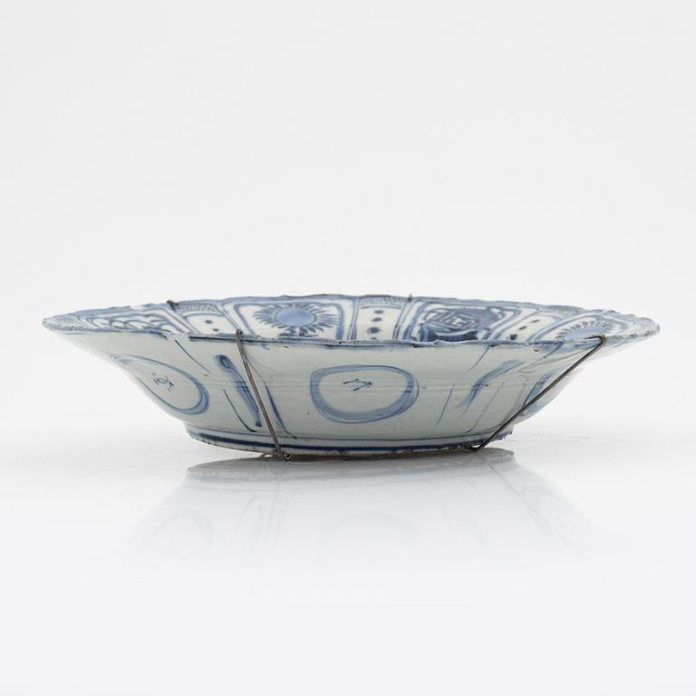 A blue and white dish, Mingdynasty, Wanli (1572-1620).