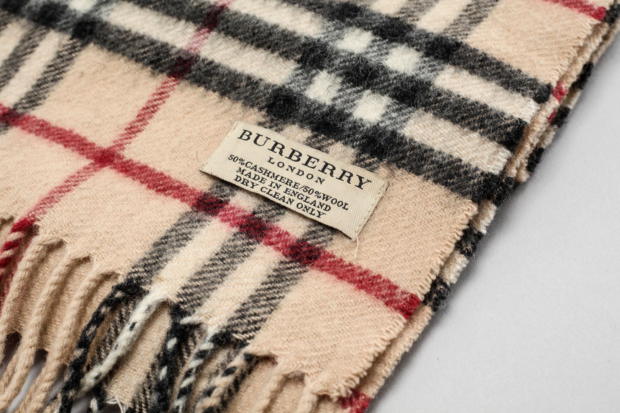 scarf. Bukowskis