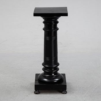 A painted pedestal, end of the 19th Century.