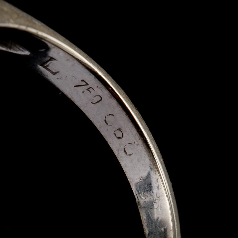 RING, 18k vitguld med 5 briljantslipade diamanter, tot 0.60 ct, importstämplad, 1900-talets tredje kvartal. Vikt 5 g.