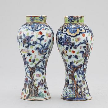 A pair of clobbered export vases, Qing dynasty, Qianlong (1736-95).