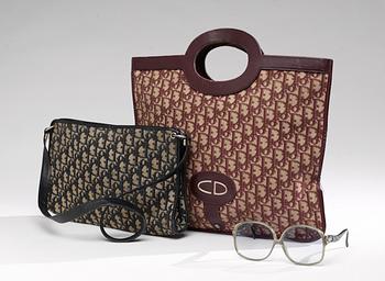 1073. AXELREMSVÄSKA, HANDVÄSKA samt GLASÖGON, Christian Dior.