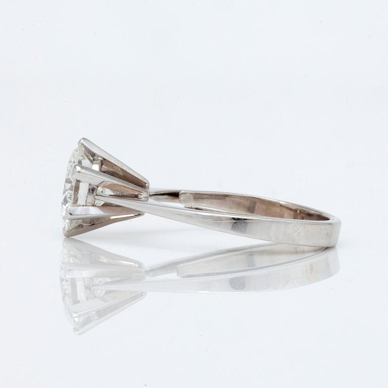 RING med briljantslipad diamant 2.33ct. Kvalitet G/VS2 enligt certifikat.