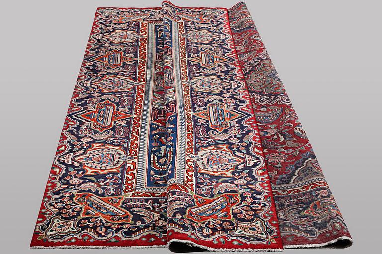 A carpet, Kashan, ca 388 x 290 cm.