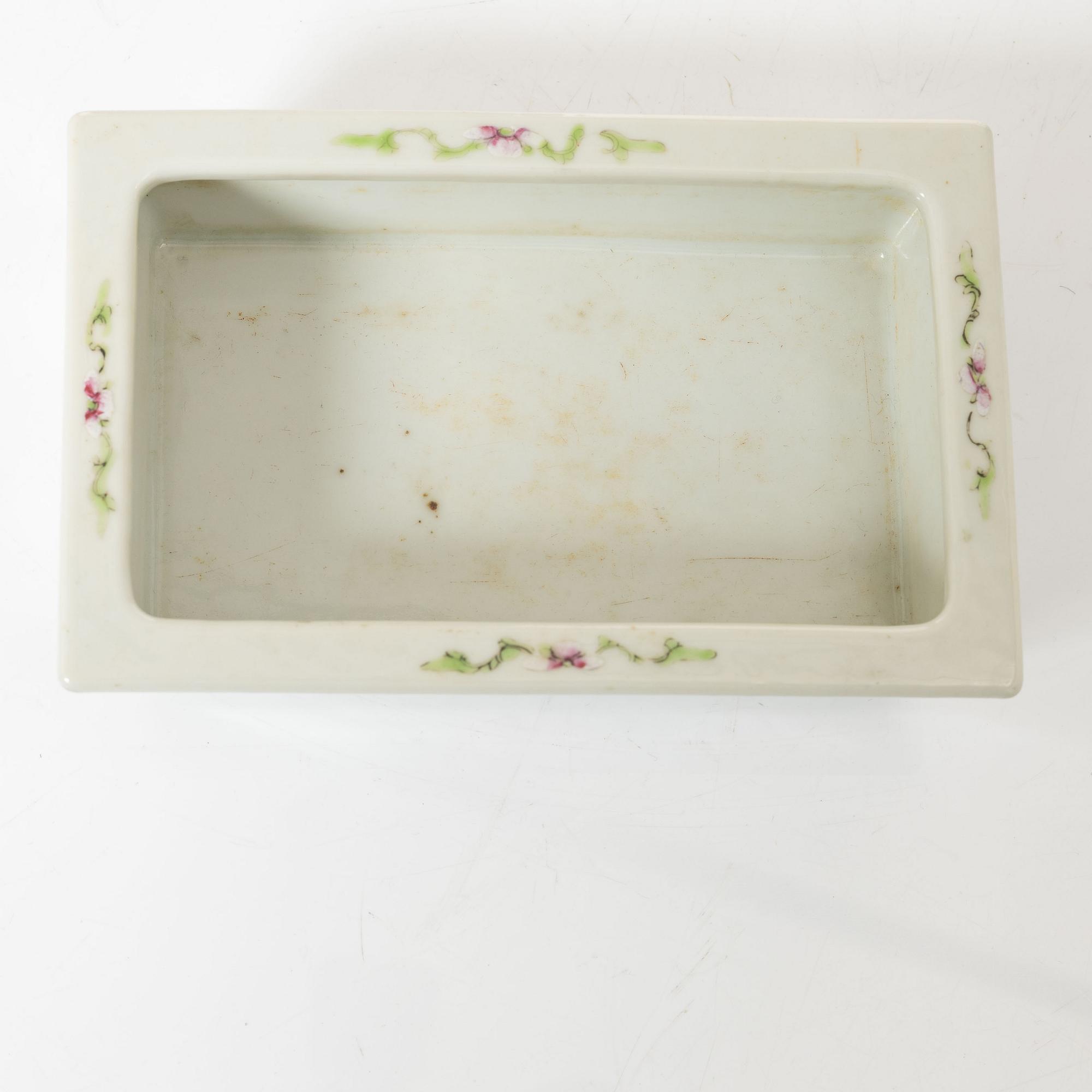 A Chinese famille rose porcelain flower pot and two cups, 20th century.