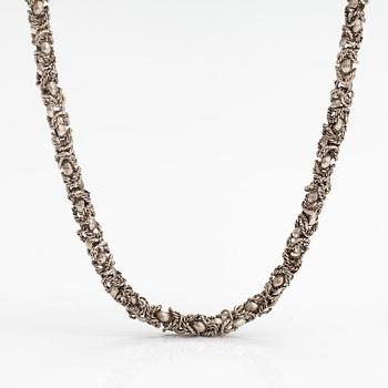A silver collier.