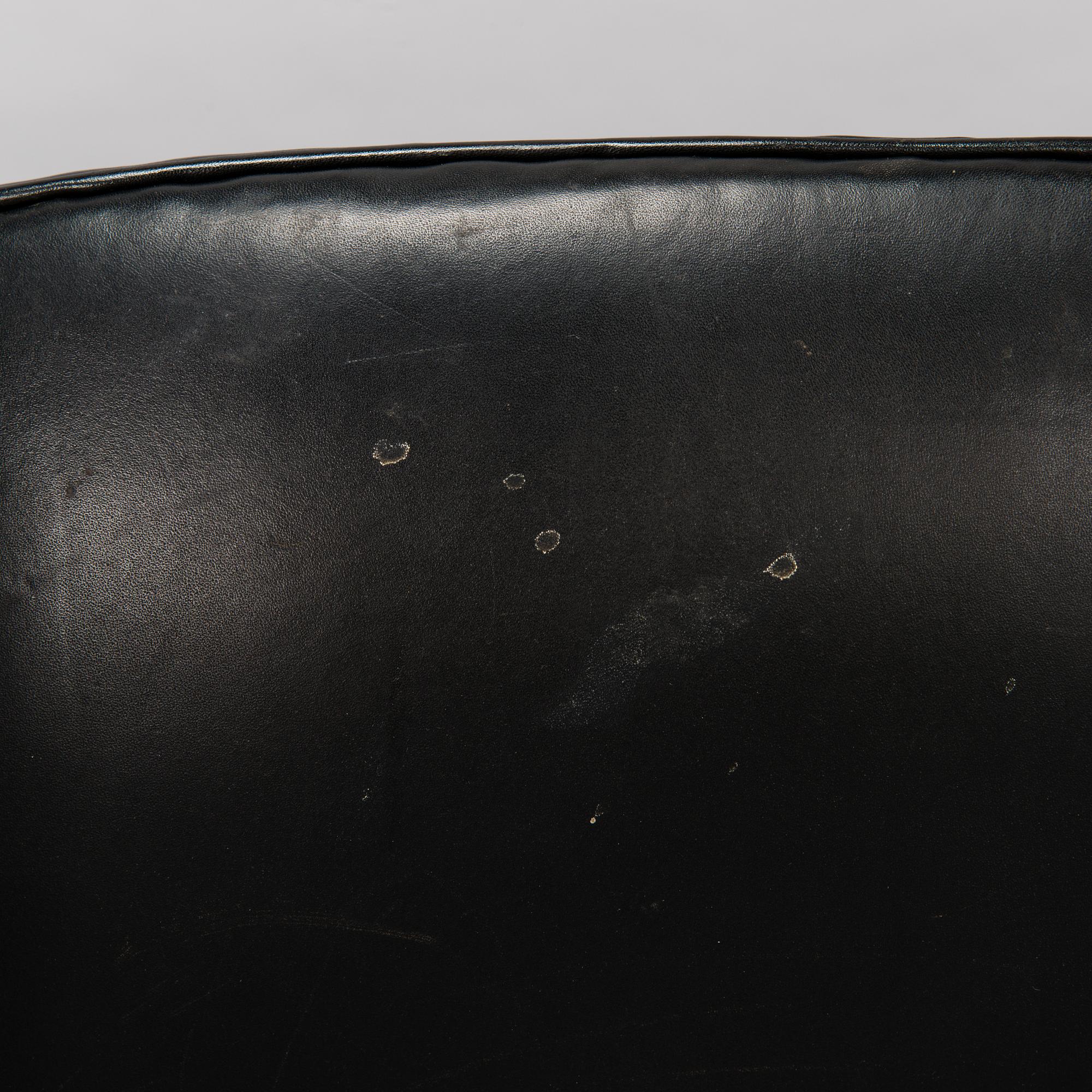 ARNE JACOBSEN, a pair of 1960s 'Swan' armchairs for Fritz Hansen.