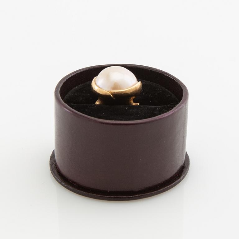 Ole Lynggaard, ring, "Lotus", 18k gold with white pearl.