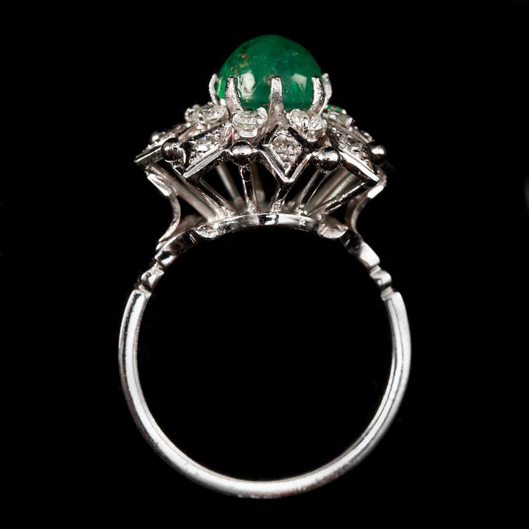RING, 18k vitguld med briljanter tot ca 0,8 ct samt cabochonslipad grön smaragd. Vikt tot 7,1 g.