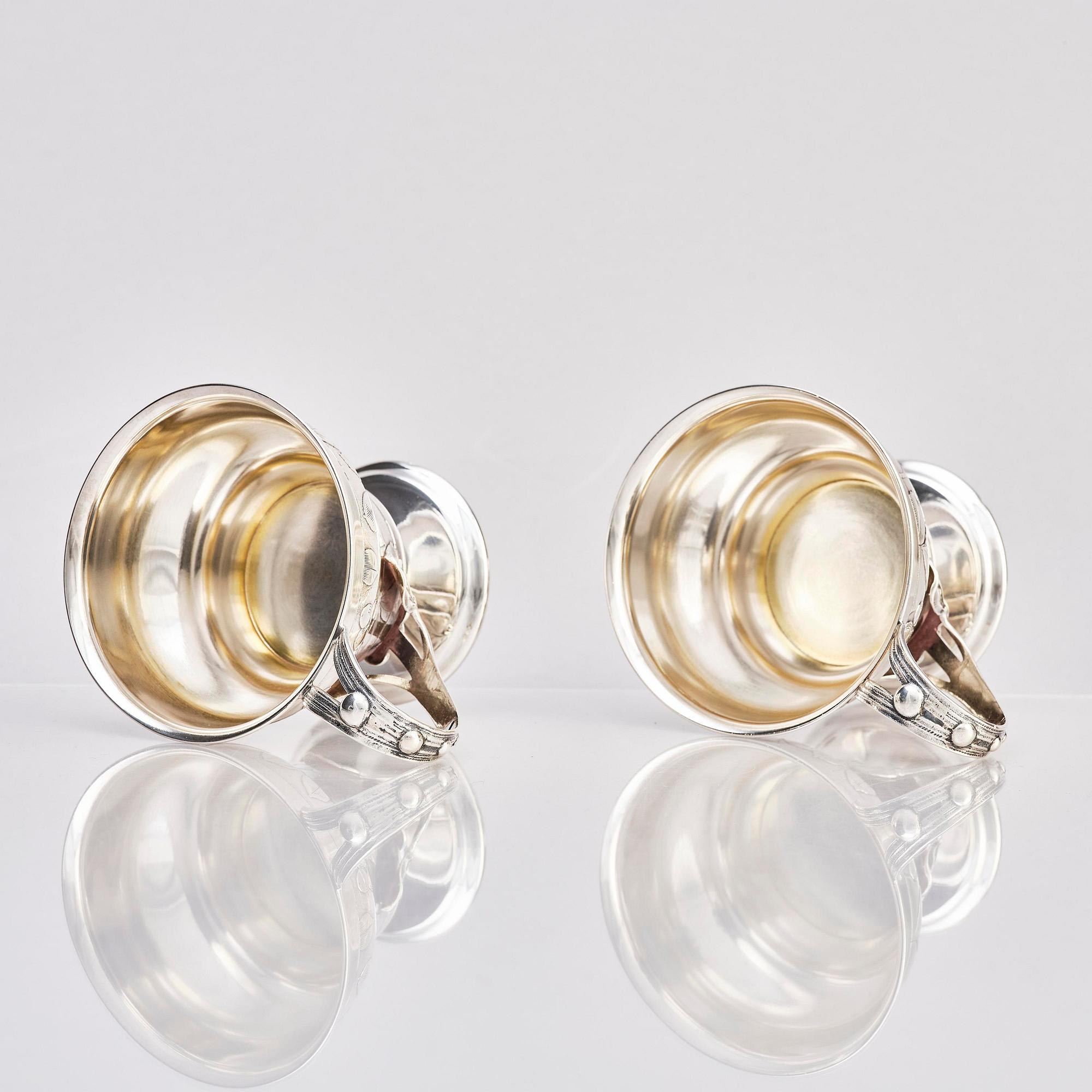 Teodor Werner & Co, ett par tekoppar med fat och skedar, silver, sannolikt Warzawa, 1899-1904.