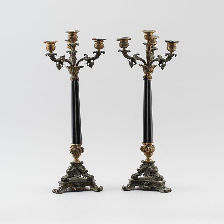 KANDELABRAR, 1 par, patinerad brons, senempire, 1800-talets mitt.