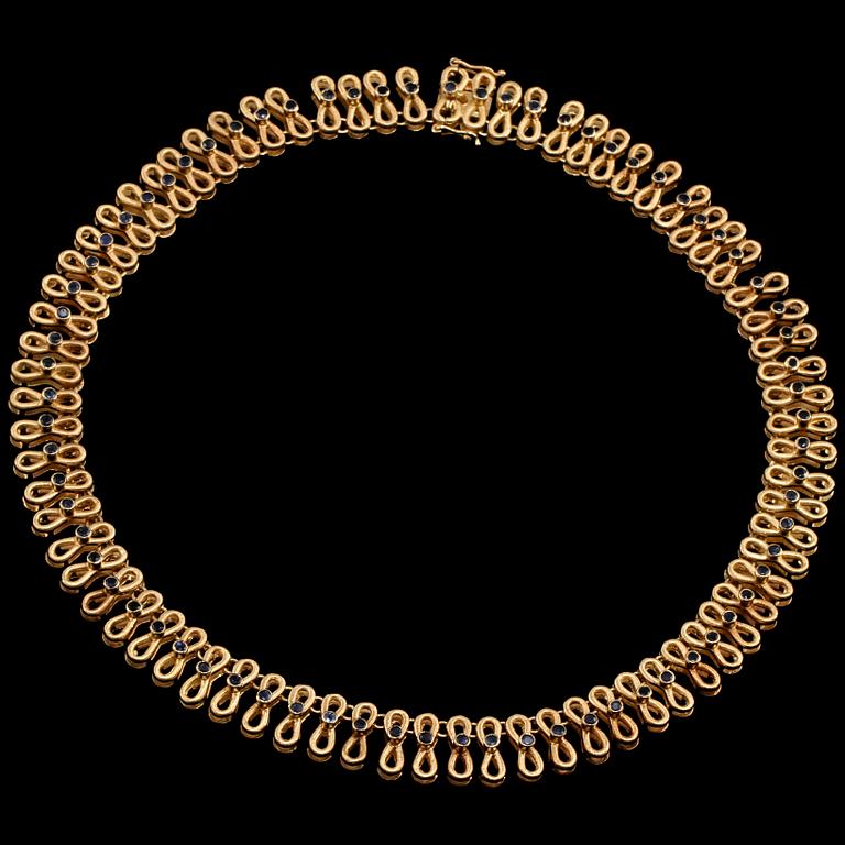 COLLIER, 18k guld med fasettslipade blå safirer, utländska stämplar. Vikt 85 g.