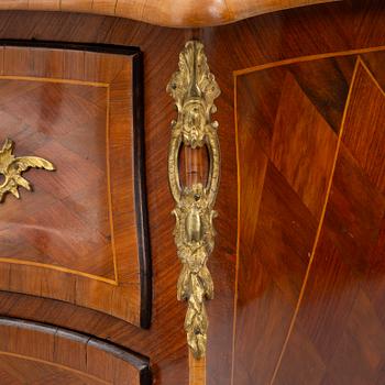 Byrå, rokokostil, omkring år 1900.