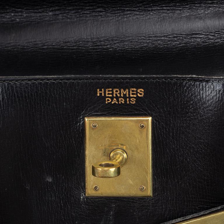 Hermès, a black leather 'Kelly' handbag.