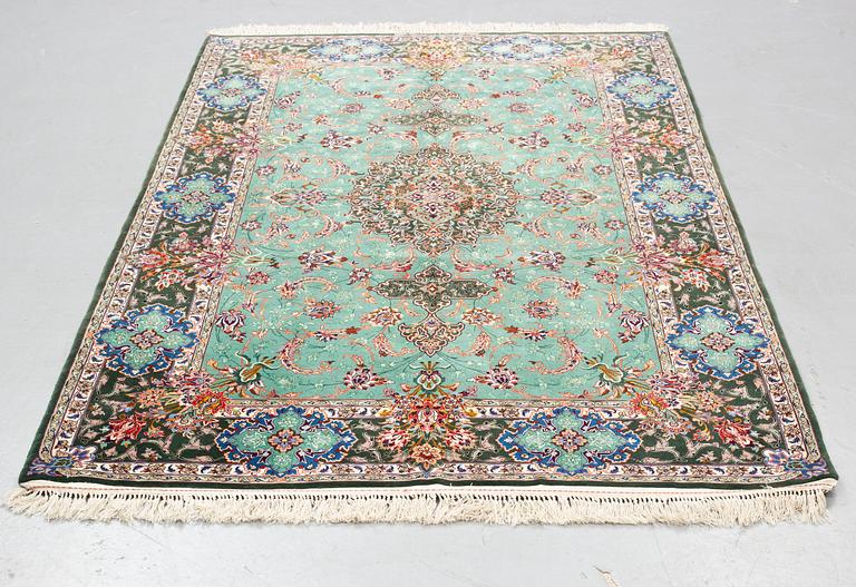 Matto, old Esfahan, part silk, signed, ca 225 x 149 cm (ca 1,5-2,5 cm flat weave at the ends).