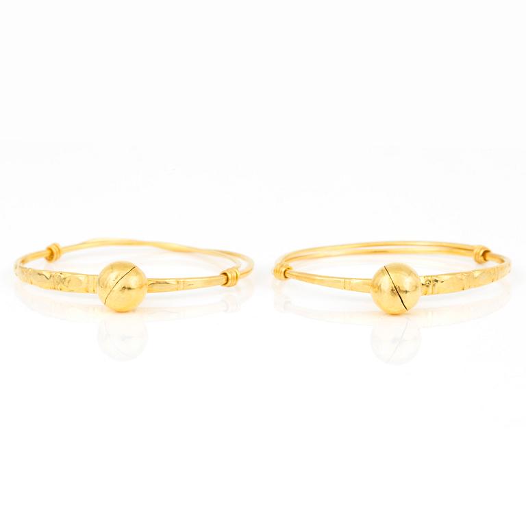ARMBAND, 2 st, med pinglor, troligen Kina.