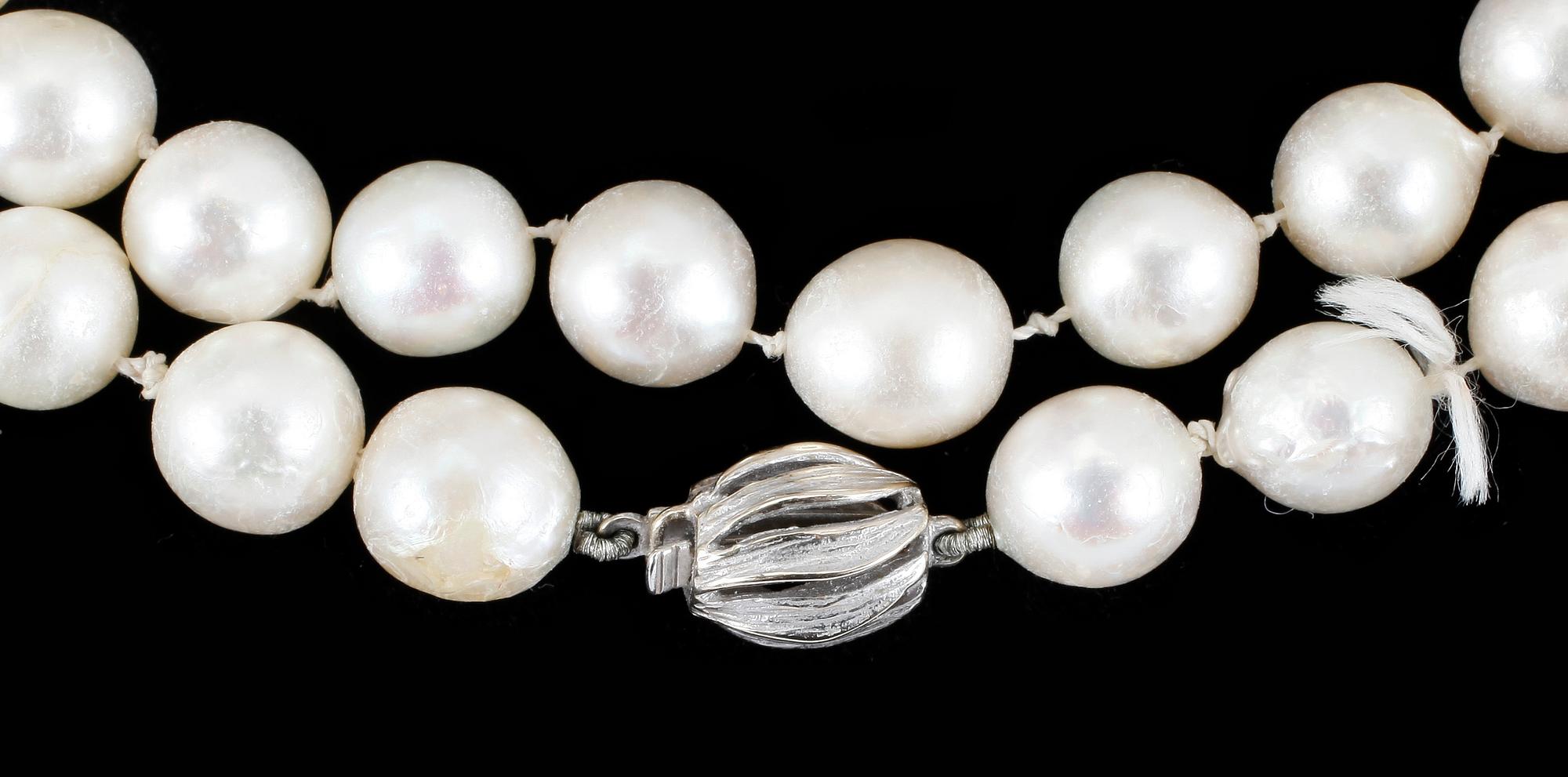 COLLIER, odlade saltvattenspärlor med lås i silver.