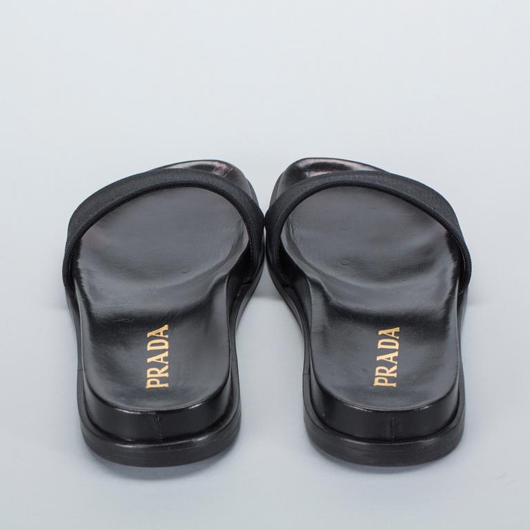 SKOR, Prada.