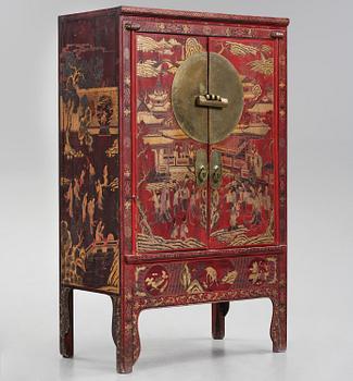 Skåp, förgyllt och rödlackerat. Qingdynastin, 17/1800-tal.