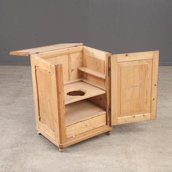 POTTSKÅP, trärent, 1900-talets början.