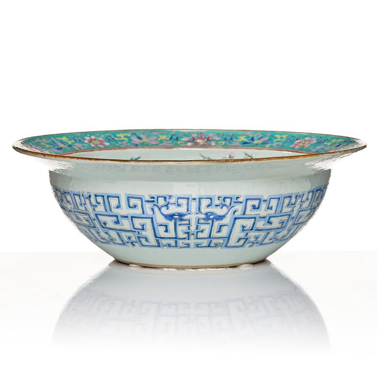 A famille rose basin, Qing dynasty, 19th Century.