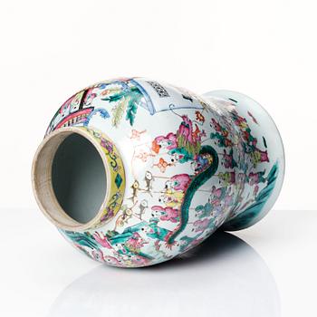 Urna, porslin. Qingdynastin, 1800-tal.