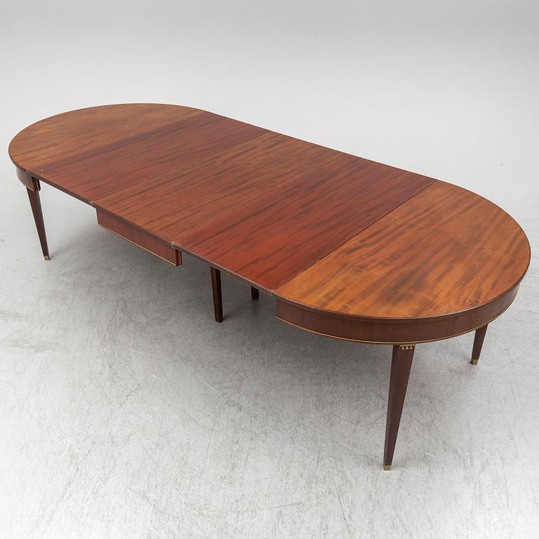 A mid 20th century dining table. 3 leaves included.