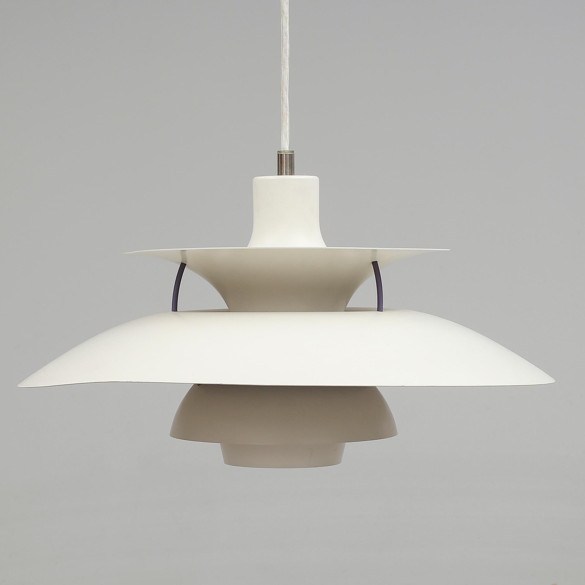 TAKLAMPA, PH 5, Poul Henningsen för Louis Poulsen, Danmark. Höjd ca 30 cm.