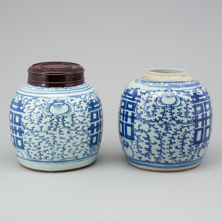 Two Chinese blue and white porcelain ginger jars, late Qing dynasty (1644-1912).