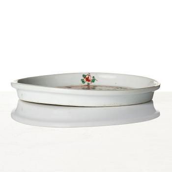 A wucai 'lion' tray, late Ming dynasty, Tianqi/Chongzhen.