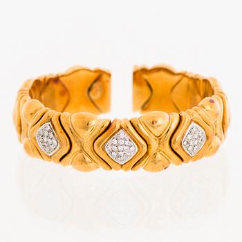 A BULGARI BANGLE, brilliant cut diamonds, 18K gold.