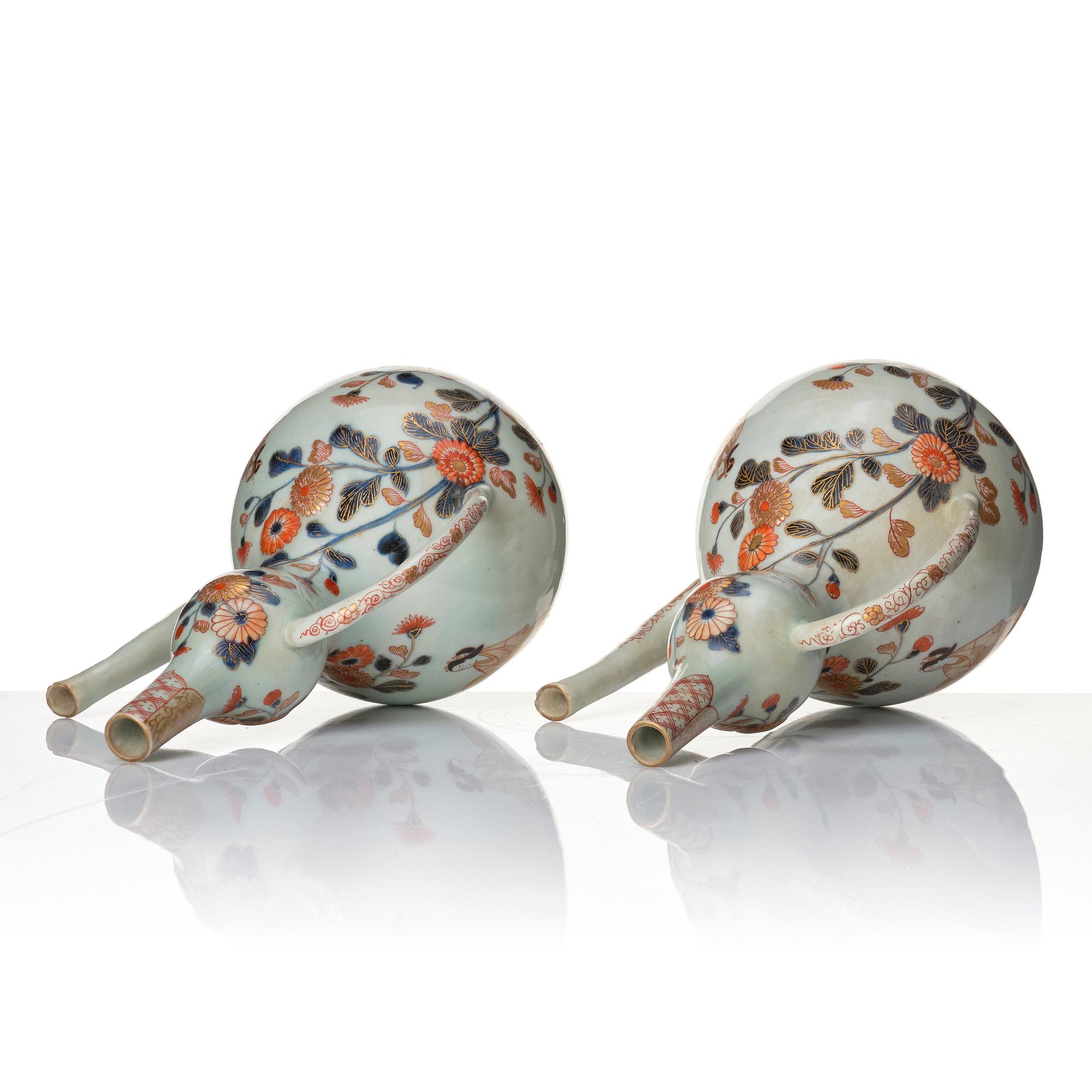 Two Japanese imari wine ewers, Edo period (1666-1868).