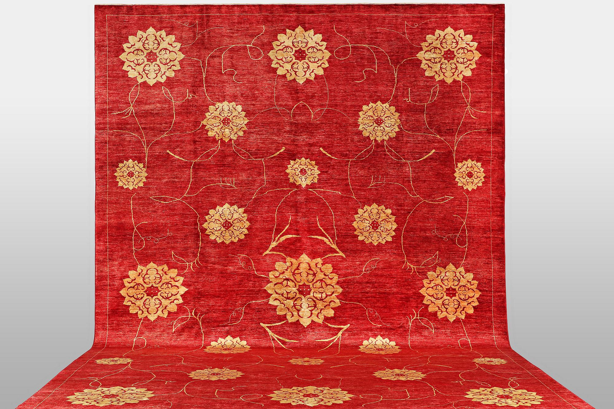 A carpet, Zieglar design, ca 524 x 367 cm.