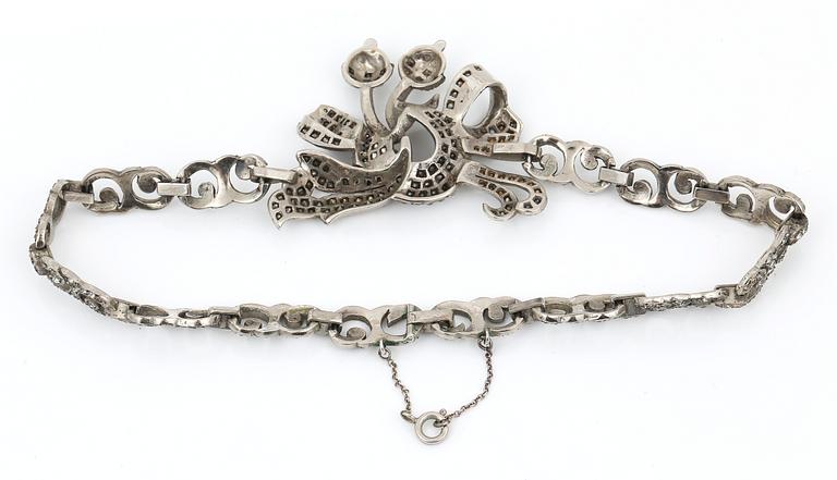 COLLIER, silver med pastestenar, 1900-talets första hälft. Vikt ca 62g.