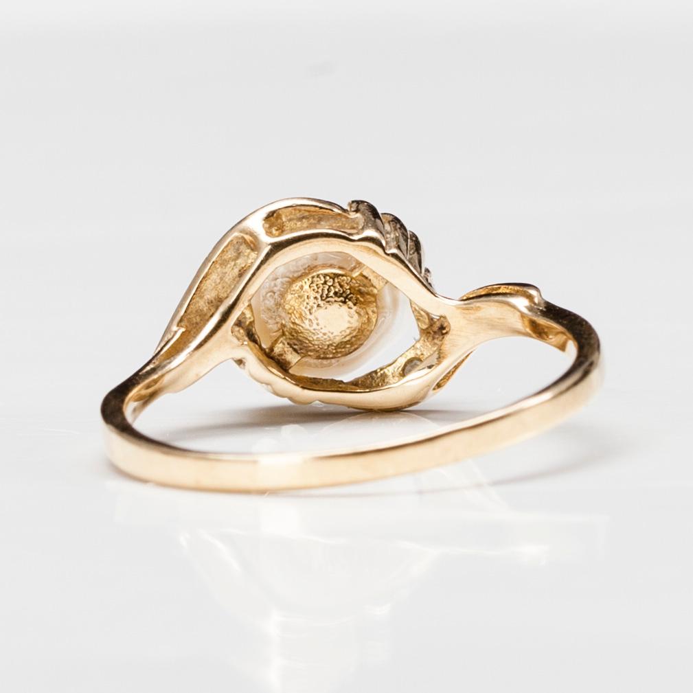 RING, 14K guld, pärla, 2 diamanter tot. 0,02 ct. M. Hyvärinen 1984. Vikt 1,8 g.