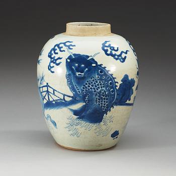 A blue and white Transitional jar, 17th Century.