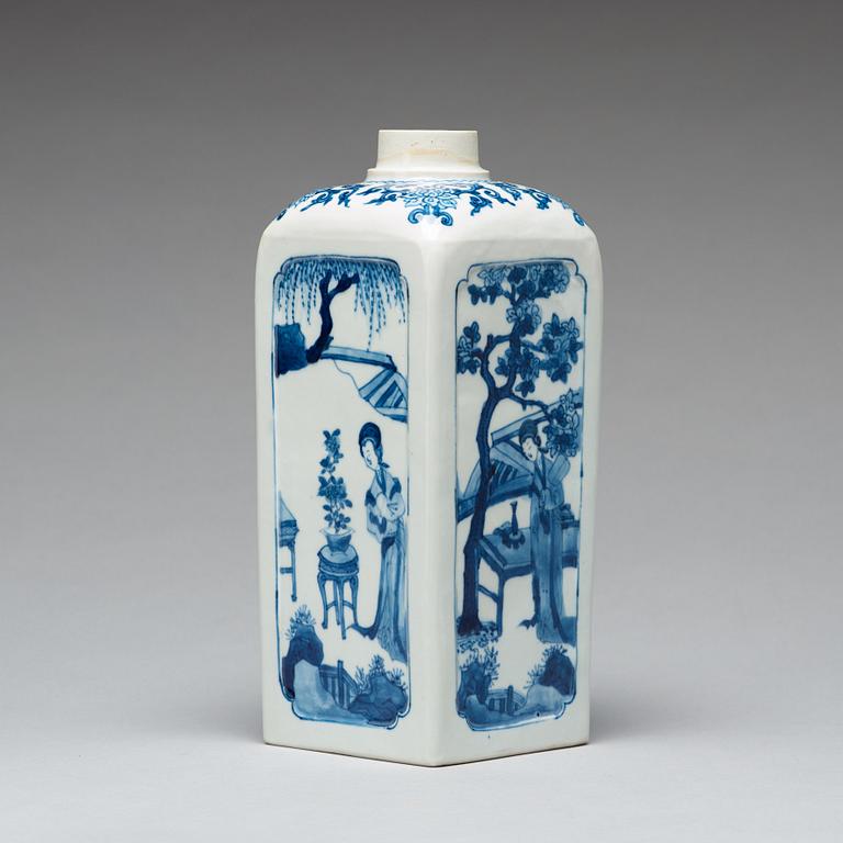 A blue and white 'gin bottle' flask, Qing dynasty, Kangxi (1662-1722).