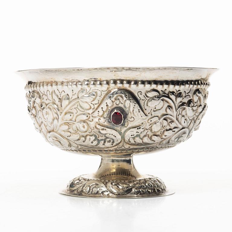 A Dutch silver bowl, unidentified maker LH, Rotterdam 1740s.