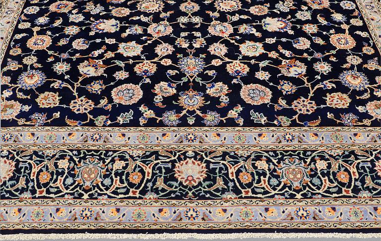 A Keshan carpet, approx. 418 x 311 cm.