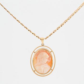 An 18K gold chain and pendant set with a shell cameo.