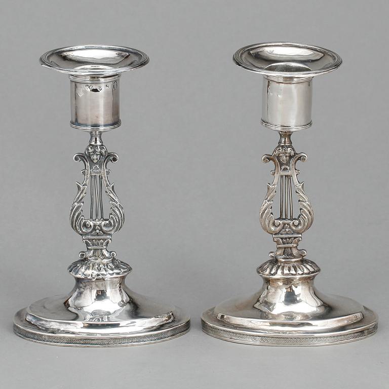 LJUSSTAKAR, ett par, silver, troligen Magnus Fryberg, Jönköping (verksam 1817-1834).