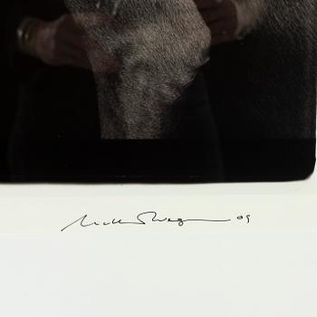 William Wegman, archival pigment print, 2009, signerat. Numrerat 251/1500 a tergo.