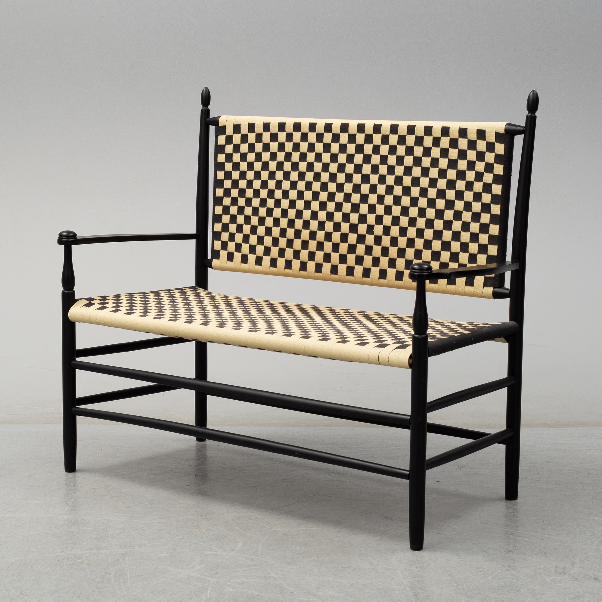 A Shaker style sofa and a pair of chairs, later part of the 20th century.