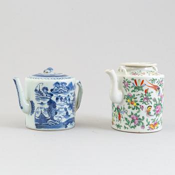 Two teapots with cover, Qing dynasty, late 19th century.