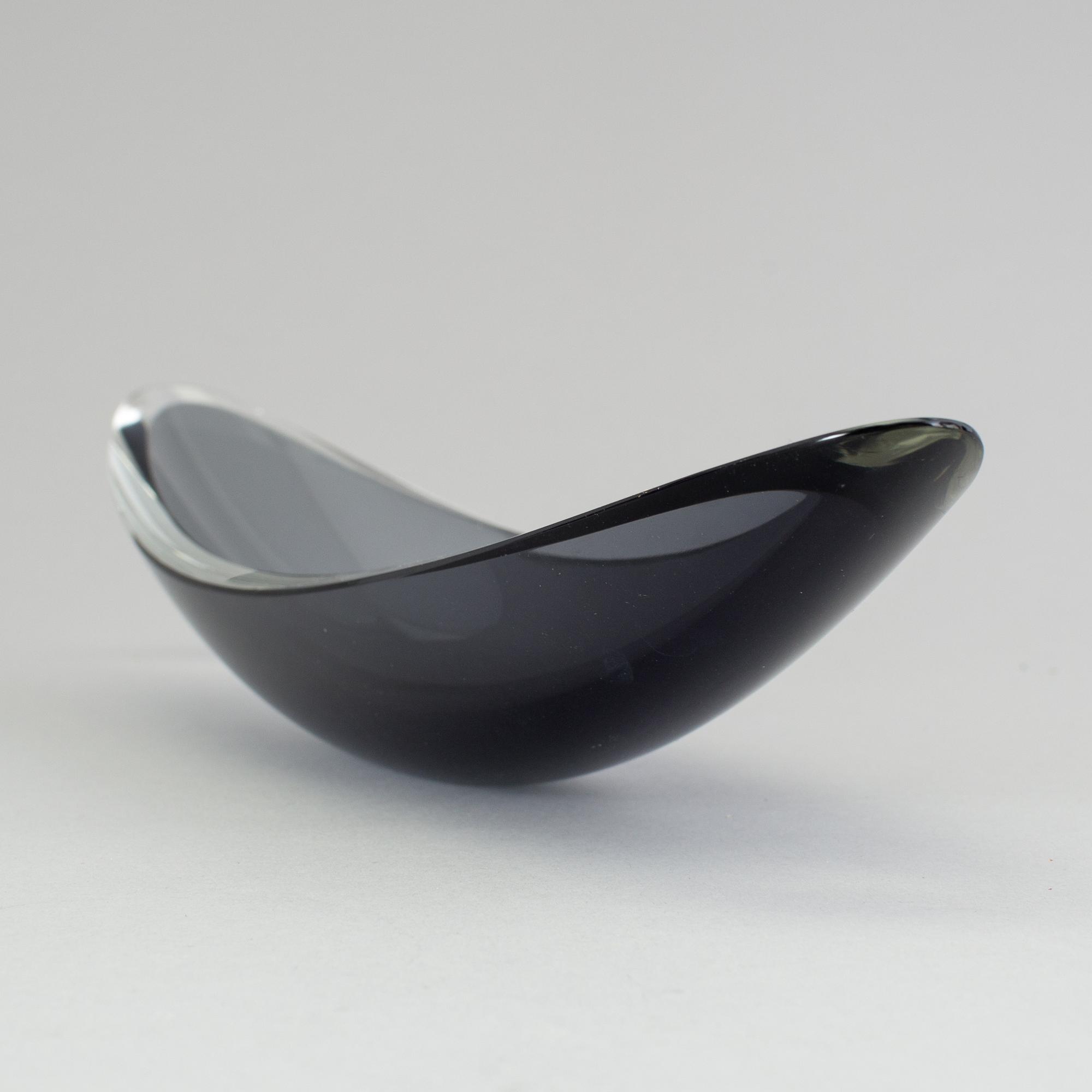 A "Lansetti" glass bowl by Kaj Franck, signed Nuutajärvi -57.