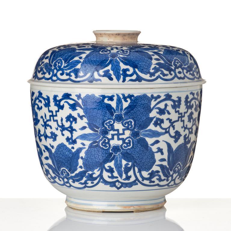 Burk med lock, porslin. Qingdynastin, Kangxi (1662-1722).